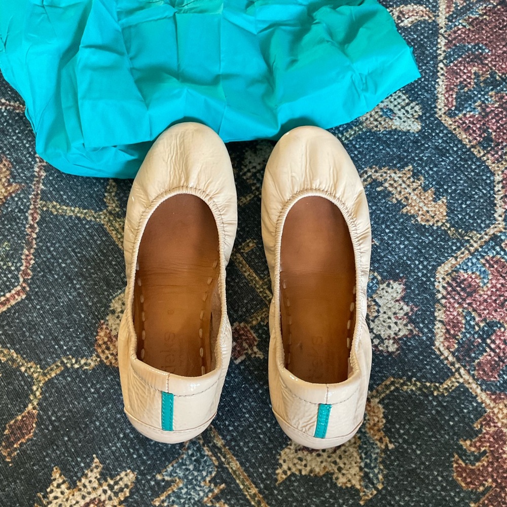 🎉EUC Tieks WITH travel bags! Biscotti Patent, Size 6